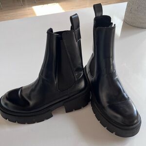 H&M women’s Chelsea boots never worn
